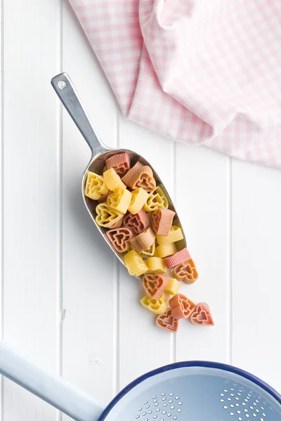 Hjärtformade pasta i scoop — Stockfoto