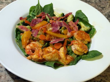 Karides salatası, ıspanak, pastırma, biber, havuç.