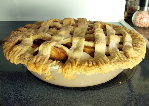 Foto Eines Hausgemachten Apfelkuchens Frisch Aus Dem Ofen — Stockfoto