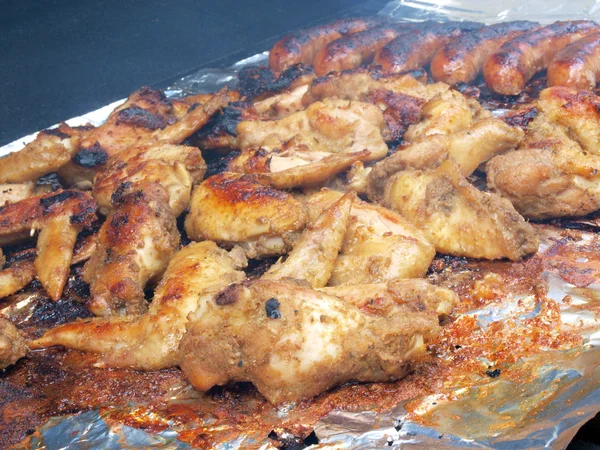 Tavuk ve sosis ızgara — Stok fotoğraf
