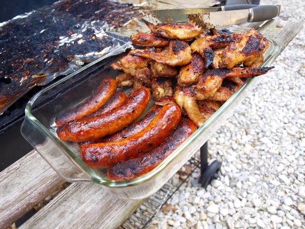 Kip en worst gekookt op een grill — Stockfoto