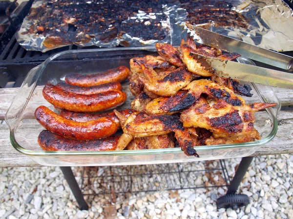 Kip en worst gekookt op een grill — Stockfoto