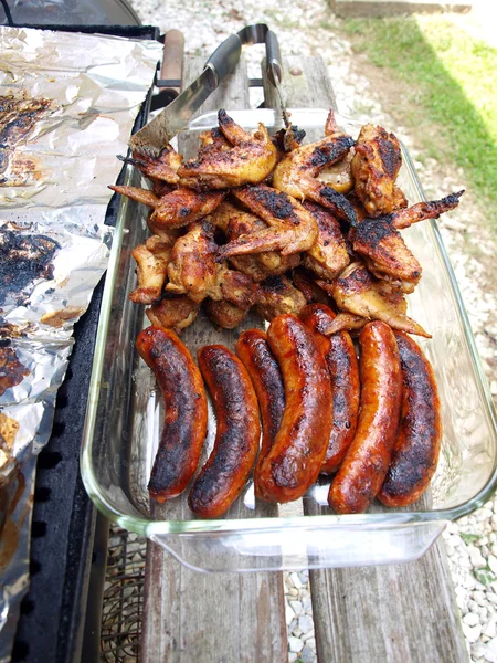 Frango e linguiça cozidos em uma grelha — Fotografia de Stock