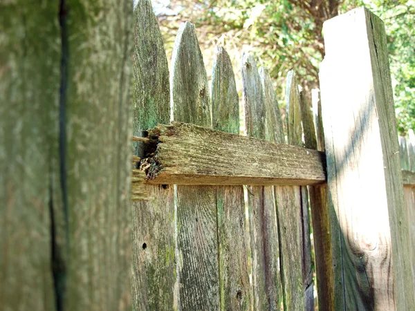 Clôture en bois - endommagé — Photo