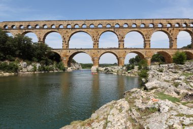 Pont du Gard, Güney Fransa 'da Nimes yakınlarında bulunan eski bir Roma su kemeri.