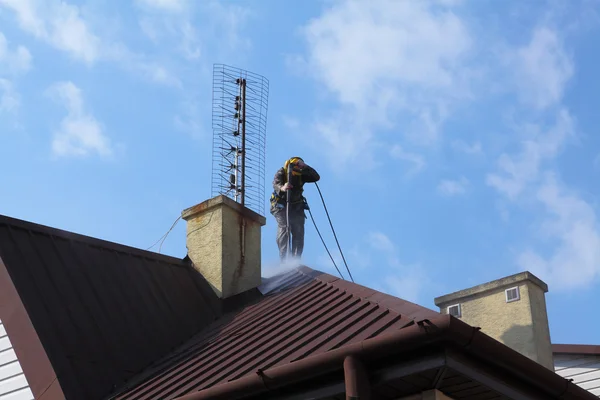 Professional roof washing. — Stock Photo, Image