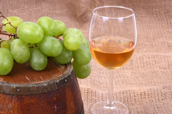 Wooden barrel with glass of wine and grapes — Stock Photo, Image