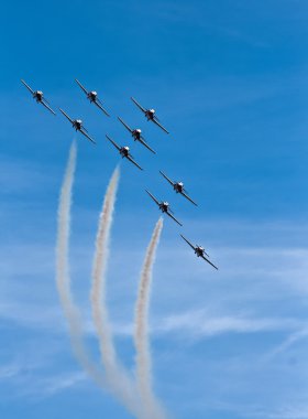 Kelowna'daki gökyüzünde airoplanes