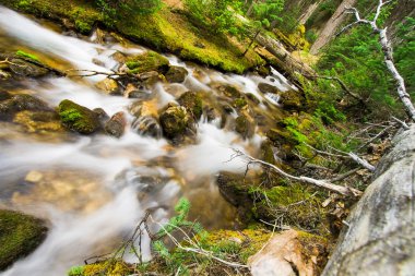 Yine de kayaları geçen akım görünümünü