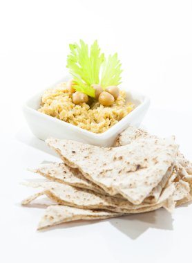 Humus beyaz plaka üzerinde