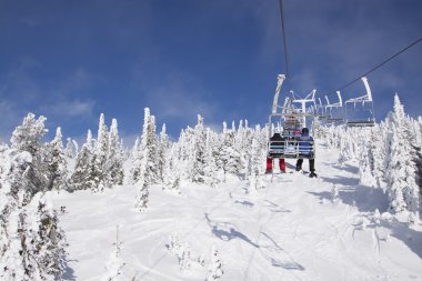 Kışın kayak merkezi