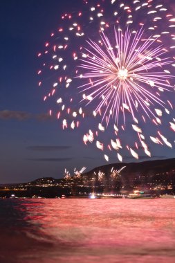 Göl üzerinde güzel havai fişek