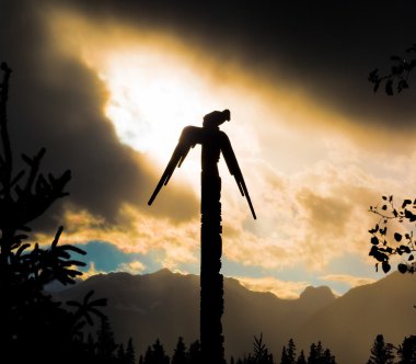 bulutlu gökyüzü önünde bir korkuluk