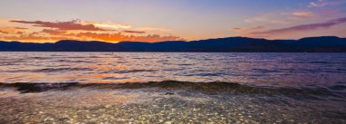 Gölün üzerinde güzel gün batımı