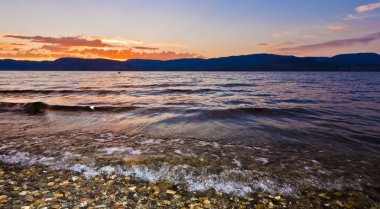 Gölün üzerinde güzel gün batımı