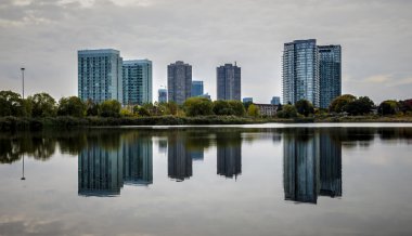 Gölde yansıyan binalar