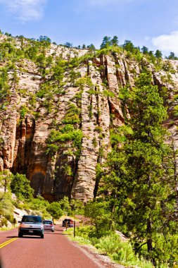 dağ yolundan arabalar