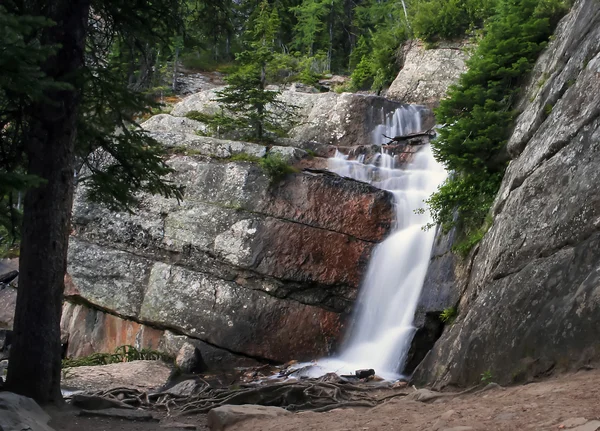 Красивые водопады в горах — стоковое фото