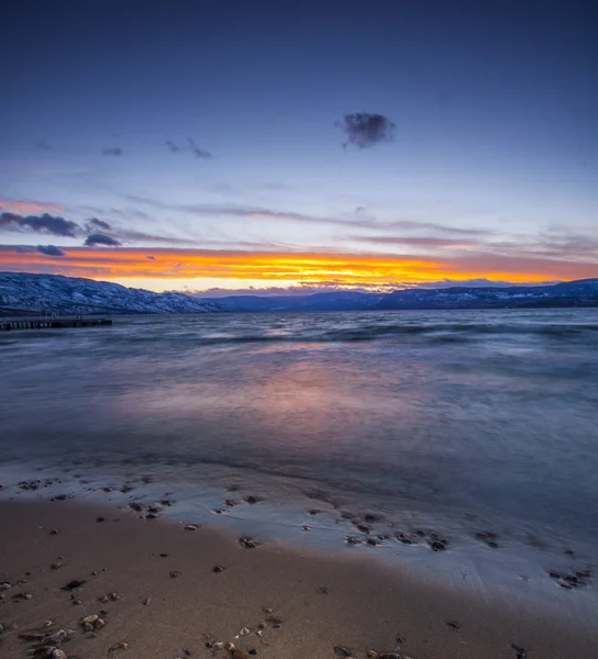 Vinter solnedgången vid sjöstranden — Stockfoto