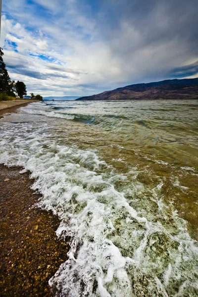 Spruzzare sul bellissimo lago — Foto Stock