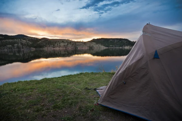 Camping   in mountains by the lake — Stock Photo, Image