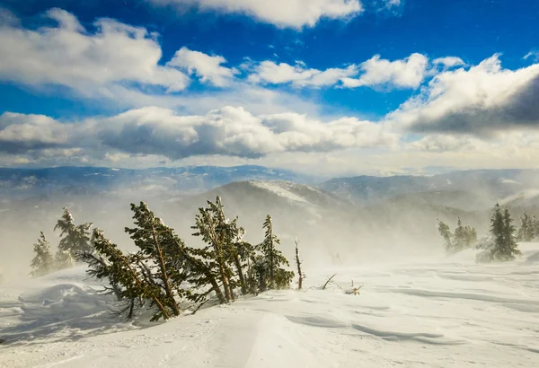 冬季滑雪度假村山区地形 — 图库照片
