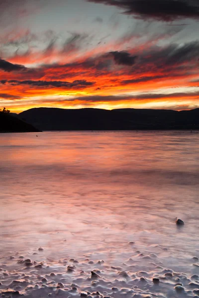 Solnedgång över vackra sjön — Stockfoto