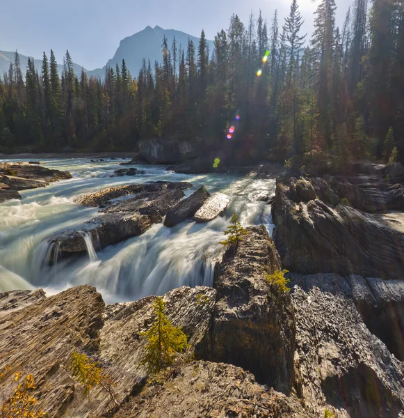 Hermosas cascadas en las montañas — Foto de Stock