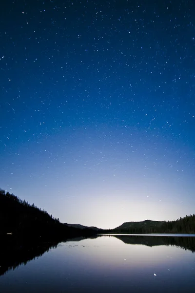 Hermoso lago por la noche — Foto de Stock