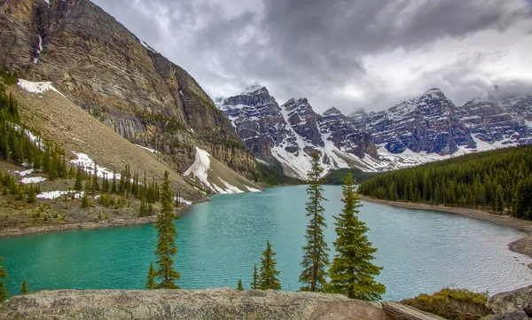Lindo lago nas montanhas — Fotografia de Stock
