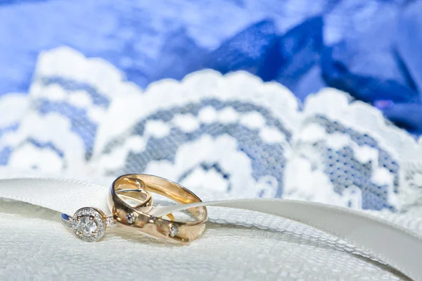 Wedding rings on lace — Stock Photo, Image