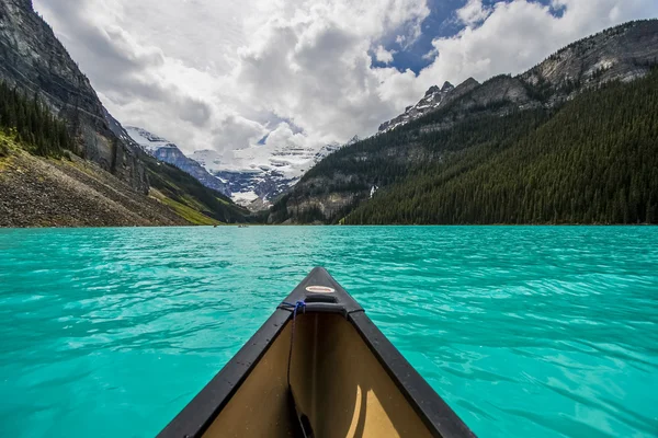 Boat on crystal blue lake — Stock Photo, Image