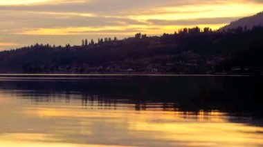 Gölün üzerinde güzel gün batımı