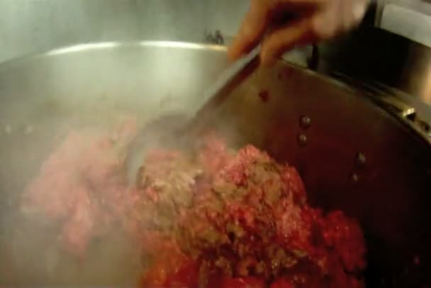 Uomo cottura terra carne bovina — Video Stock