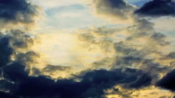 Nascer do sol através da massa de nuvens — Vídeo de Stock