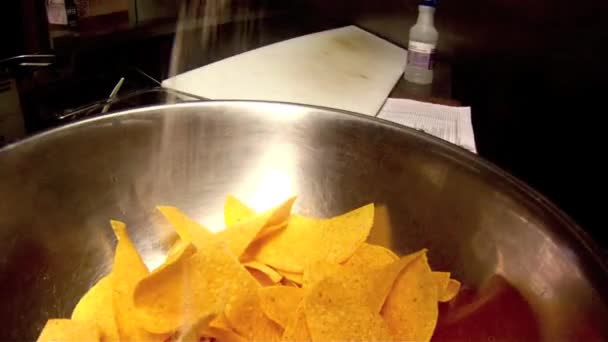 Uomo condimento nachos — Video Stock