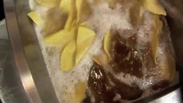 Persona cocinando nachos — Vídeo de stock