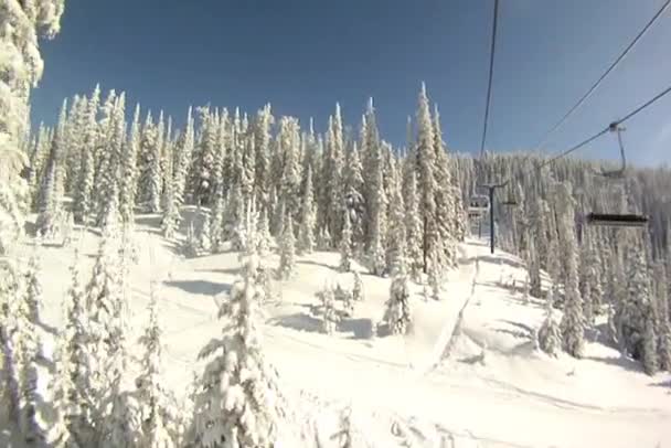 Chairlift ride on sunny day — Stok Video