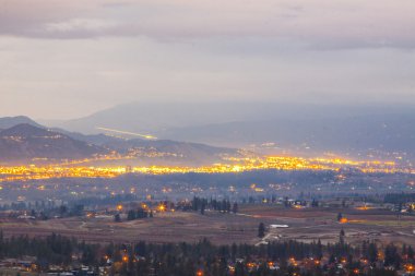 Kelowna, doğal dağın görünüm bakan