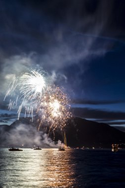 Gece havai fişek kutlama su