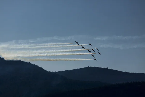 Demonstração Aérea Sincronizada Para Público Lago Montanha — Fotografia de Stock