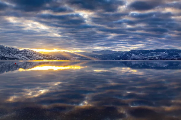 Raggi Del Tramonto Sul Lago Montagna Inverno — Foto Stock