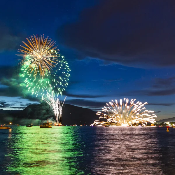 Feuerwerk Der Nacht Auf Dem Wasser lizenzfreie Stockfotos