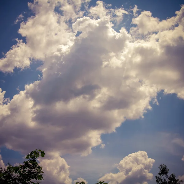 Blauwe lucht met wolken — Stockfoto