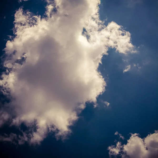 Blauwe lucht met wolken — Stockfoto