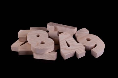 Siyah arkaplanı olan büyük, rastgele ahşap sayılar yığını. Çalı çırpı kesme şekilleri