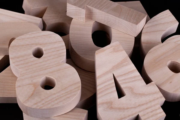 Grandes Números Aleatorios Madera Colocados Una Pila Cerca Con Fondo — Foto de Stock