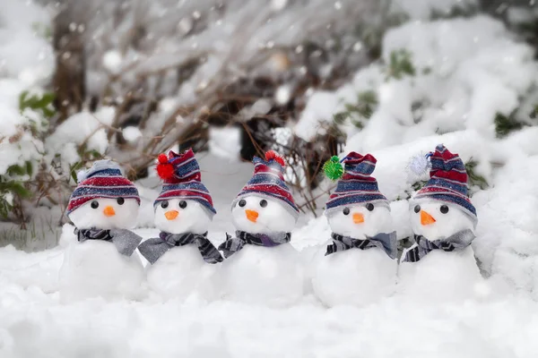 Cinco Bonecos Neve Bonitos Vestidos Com Chapéus Lenços Sentados Neve — Fotografia de Stock