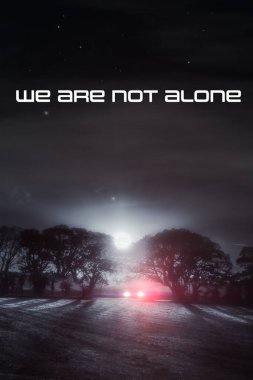 Yalnız değiliz, UFO kaçırma konsepti. Norfolk 'un kırsal kesimlerinde ay ışığında parkedilmiş sisli bir kış gecesinde. Yıldızlar ve dolunay gökyüzünü aydınlatıyor. Gecenin köründe burada ne işleri var? Seni mi arıyorlar?!