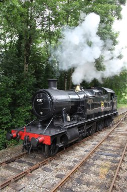 Buhar treni 4247 Bodmin ve Wenford İngiltere Cornwall 'da demiryolu. 4247 sadece 1916 'da Swindon Works' te inşa edildiğinde 2918 dolara mal oldu.